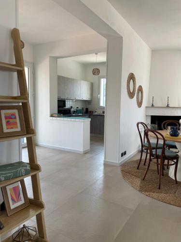 a kitchen and dining room with a table and chairs at Villa SalSea in Marausa