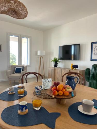 a living room with a table with fruit on it at Villa SalSea in Marausa