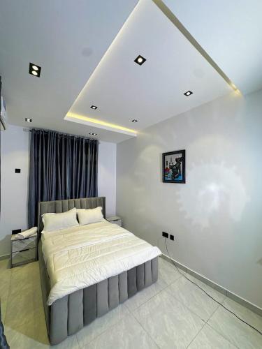 เตียงในห้องที่ Seeraf Apartment