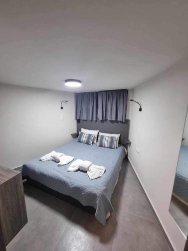 a bedroom with a bed with two towels on it at Arianna's House in Ierapetra