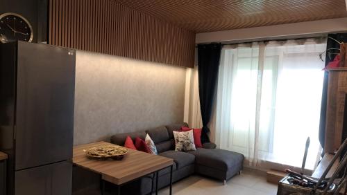 a living room with a couch and a table at FORMIAE Hsg - PANORAMICA CENTRALE Casa Vacanze 100mq BOX Auto riservato in Formia