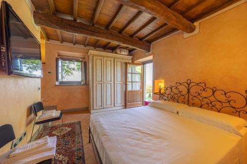 un dormitorio con una cama grande en una habitación en Villa Casaforte, en Loro Ciuffenna