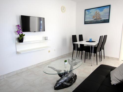 Televízia a/alebo spoločenská miestnosť v ubytovaní Apartments Blu Mare