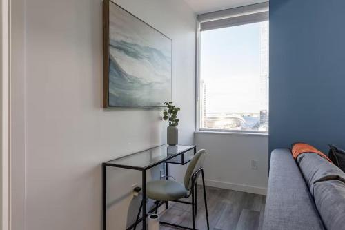 Coin salon dans l'établissement DT Edmonton King Suite with Parking & 100 Walk Score