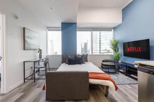 Télévision ou salle de divertissement dans l'établissement DT Edmonton King Suite with Parking & 100 Walk Score