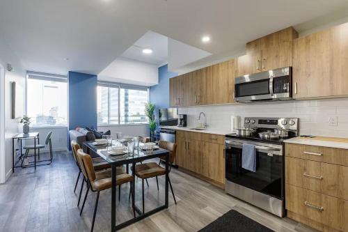 Cuisine ou kitchenette dans l'établissement DT Edmonton King Suite with Parking & 100 Walk Score