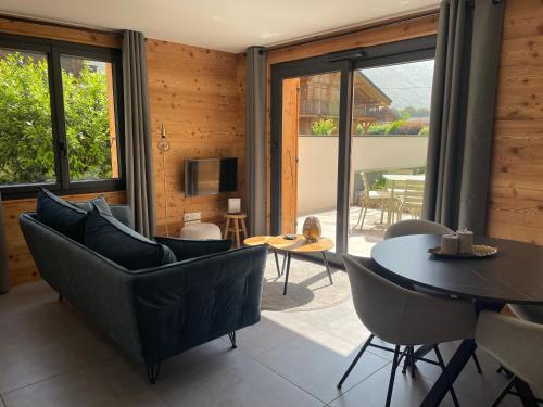 un salon avec une table et des chaises dans l'établissement Rêve du Criou, à Samoëns