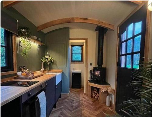una cocina con fregadero y estufa en Shepherds Hut, en Mawgan Porth