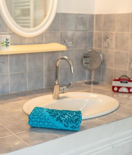 La salle de bains est pourvue d'un lavabo et d'un robinet. dans l'établissement Joli mazet, jardin, piscine, tennis, plein centre, au Plan-de-la-Tour
