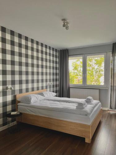 un dormitorio con una cama y una ventana en Apartament Przy Morzu, en Gdansk