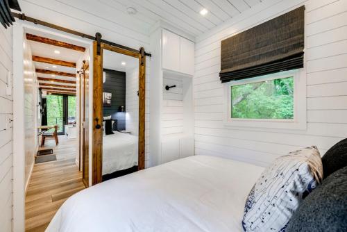 Ένα ή περισσότερα κρεβάτια σε δωμάτιο στο Black Deer Crossing MicroCabin