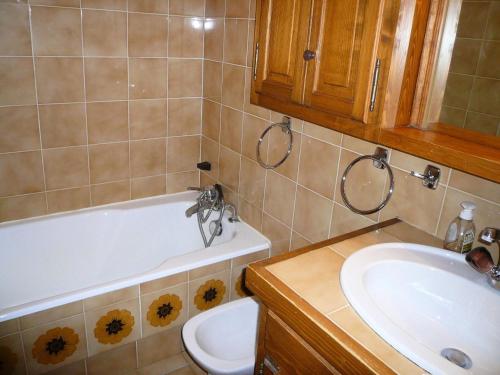 une salle de bain avec un lavabo, une baignoire et des toilettes dans l'établissement Résidence Les Terrasses Du Mont Blanc - 2 Pièces pour 6 Personnes 17, à Combloux