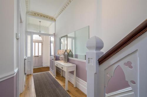 Un pasillo con un vestidor con tocador y espejo. en Villa Lavinia, en Ventnor