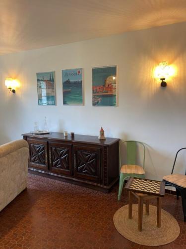 un salon avec un canapé et une table dans l'établissement Maison familiale au calme, à Saint-Pée-sur-Nivelle