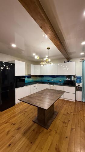 eine große Küche mit einem Holztisch in der Mitte in der Unterkunft Wood house ukg in Öskemen