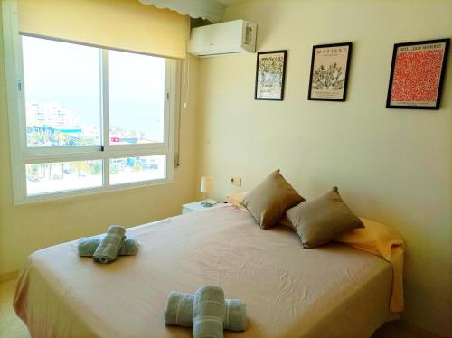 En eller flere senge i et værelse på Duplex penthhouse Marbella parking private sea views