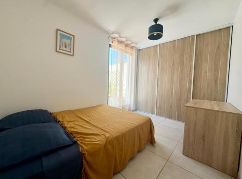 une chambre avec un lit et une grande fenêtre dans l'établissement Appartement 3 Chambres, terrasse privée, piscine, parking, à Saint-Rémy-de-Provence