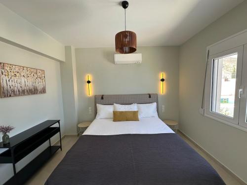 a bedroom with a large bed and a window at Villa Yimaré mit privatem Pool und Meerblick in Gázion