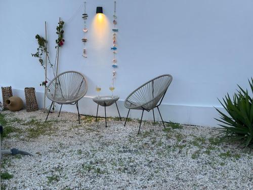 two chairs and a table in a patio at Villa Yimaré mit privatem Pool und Meerblick in Gázion