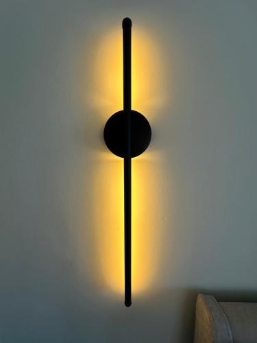 a black object is hanging on a wall at Villa Yimaré mit privatem Pool und Meerblick in Gázion
