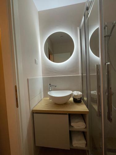 a bathroom with a sink and a mirror at Villa Yimaré mit privatem Pool und Meerblick in Gázion