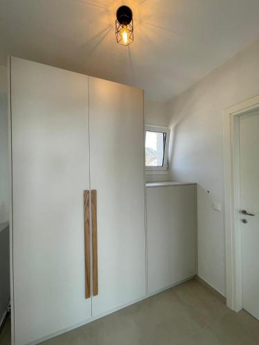 a room with a white cabinet and a window at Villa Yimaré mit privatem Pool und Meerblick in Gázion