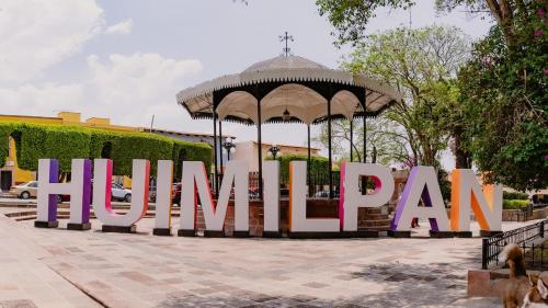 a sign for a park with a gazebo at La Cabaña Alpina de Huimilpan in Pedro Escobedo