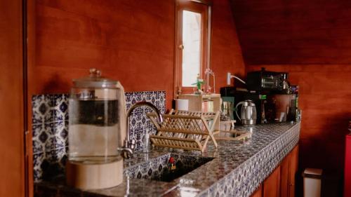 a kitchen with a counter top with a counter top at La Cabaña Alpina de Huimilpan in Pedro Escobedo