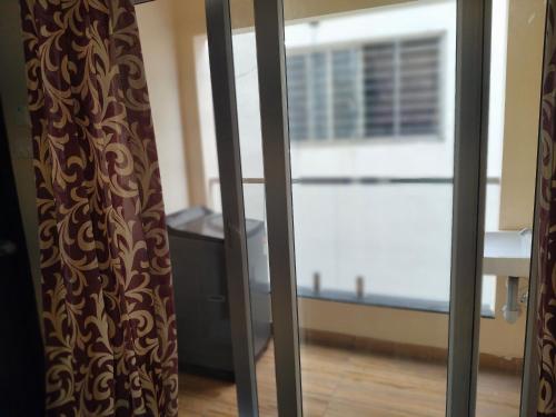 una puerta con una cortina y una ventana en SaiNivas Shivam, en Chennai