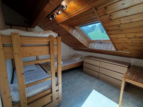 une chambre avec deux lits superposés et une fenêtre dans l'établissement Résidence Golf - 3 pièces 6 personnes en duplex - Face aux pistes MAE-8914, à Montgenèvre