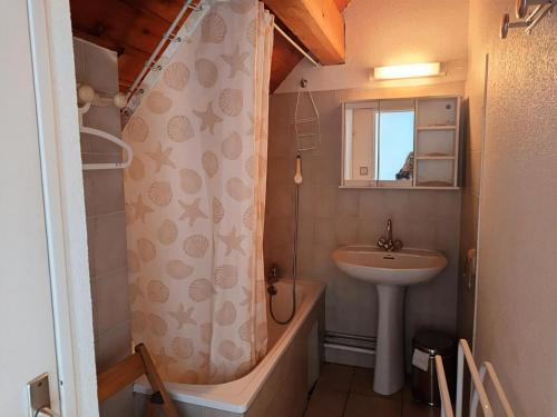 une petite salle de bain avec un lavabo et une douche dans l'établissement Résidence Golf - 3 pièces 6 personnes en duplex - Face aux pistes MAE-8914, à Montgenèvre