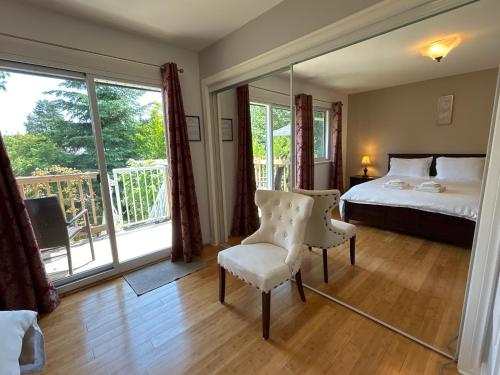 Postel nebo postele na pokoji v ubytování North Nanaimo Gem - Garden-View Room with Private Ensuite