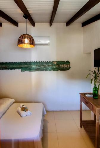 a living room with a couch and a table at Portal Suítes Casa do Lago in Paraty