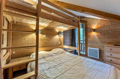 - une chambre avec des lits superposés dans une cabane en rondins dans l'établissement Résidence Le Balcon Des Airelles - Appartement rénové avec jolie vue sur la vallée MAE-6774, aux Orres