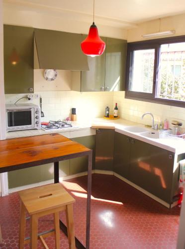 une cuisine avec un évier et un micro-ondes dans l'établissement Maison Serra - Jacuzzi, Sauna, à Collioure