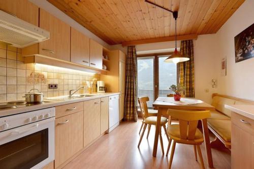 eine Küche mit einem Tisch und einem Esszimmer in der Unterkunft Appartement Brixen im Thale in Brixen im Thale