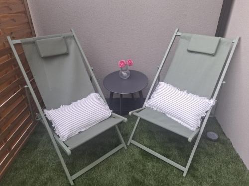 Dos sillas y una mesa en una habitación. en Ty C&K Breizh, en Plerguer