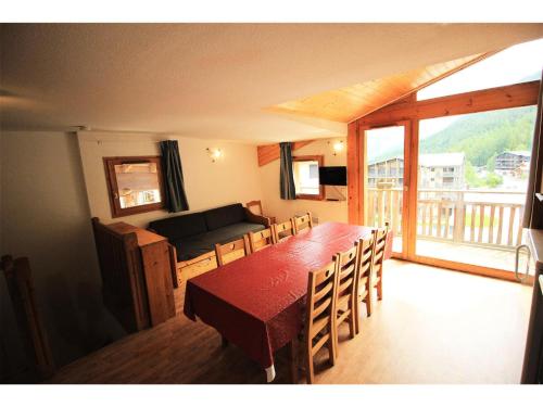 une salle à manger avec une table, des chaises et un canapé dans l'établissement Chalets De La Vanoise - Les Chalets de la Vanoise -CV1304- MAE-6421, à Villarodin-Bourget