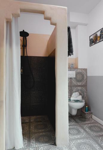 a bathroom with a shower and a toilet at Jül Boardinghouse in Jülich