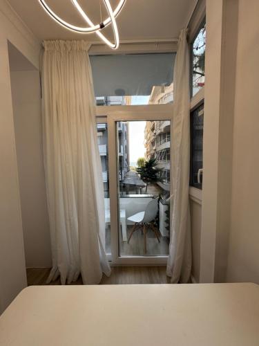 JonisApartaments في دوريس: غرفة مع نافذة مع طاولة وثريا