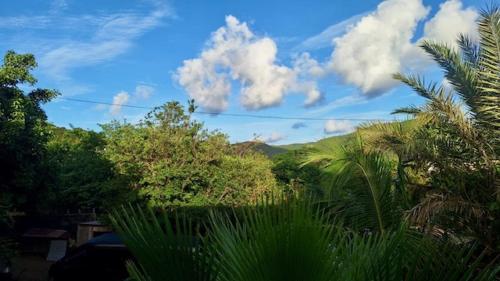 una vista de los árboles y un cielo azul con nubes en Villa Conochi, en Philipsburg