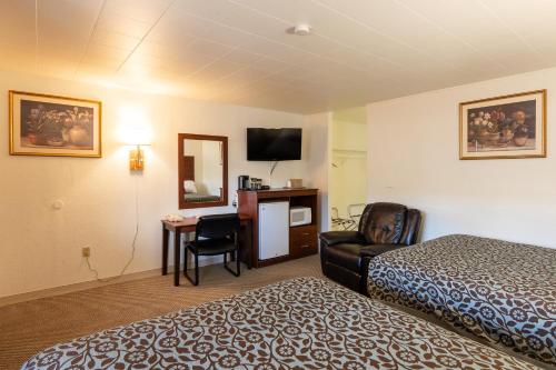 a hotel room with a bed and a desk at Hills Inn in Hot Springs