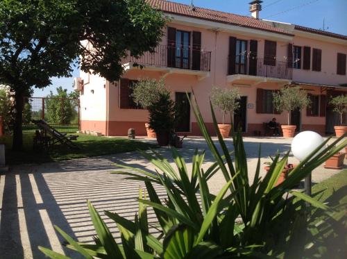 a house in the middle of a courtyard at B&B La Castellana in Borgo Lavezzaro