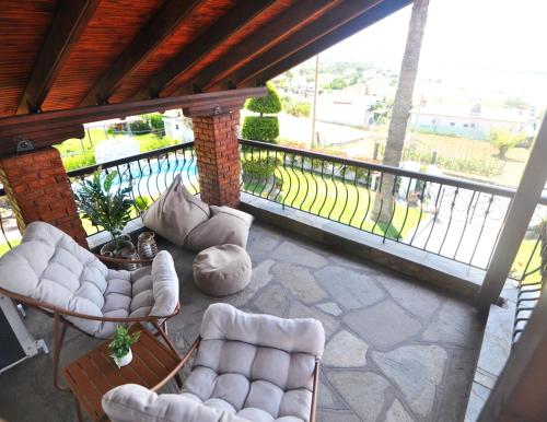 Palm Nest Villa with private pool in Chalkidikiにあるバルコニーまたはテラス
