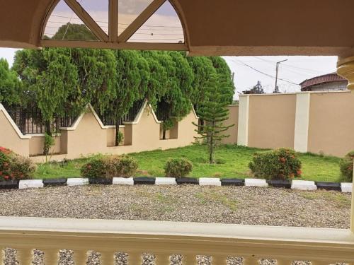 una vista di un giardino da una finestra di Lumsden Lodge a Benin City