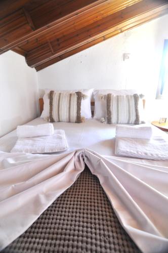 Palm Nest Villa with private pool in Chalkidikiにあるベッド