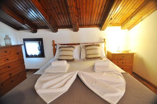 Palm Nest Villa with private pool in Chalkidikiにあるベッド