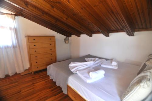 Palm Nest Villa with private pool in Chalkidikiにあるベッド