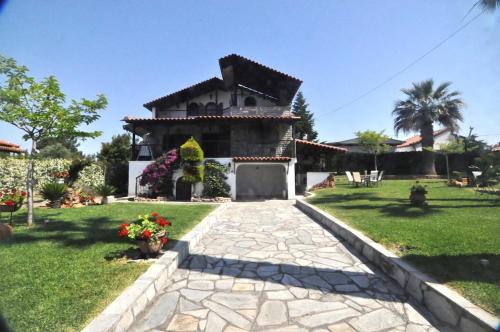 Palm Nest Villa with private pool in Chalkidikiにある庭