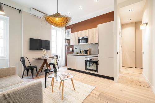 un salon avec un canapé et une table dans l'établissement 5 BEAUMONT - Magnifique 3P au style boheme - Quartier Garibaldi, à Nice